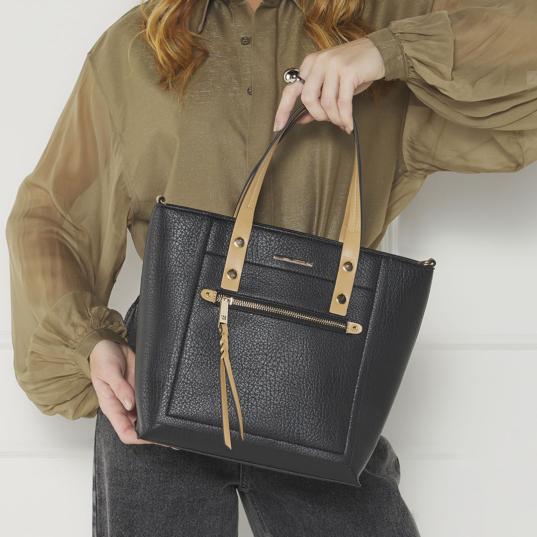 Bolsa WJ preta sendo segurada, mostrando proporção e caimento com alças bege